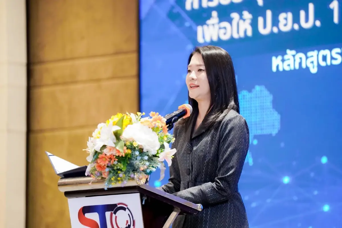 นางสาวธีรรัตน์ สำเร็จวาณิชย์ กรรมการผู้ช่วยรัฐมนตรีประจำรองนายกรัฐมนตรี 