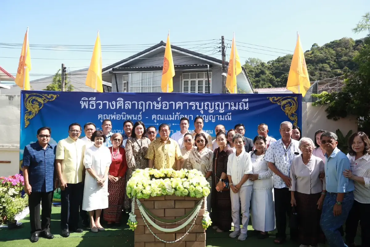 'ครอบครัวบุญญามณี' วางศิลาฤกษ์อาคารวัดไทรงาม-แจกข้าว 1,300 ถุง