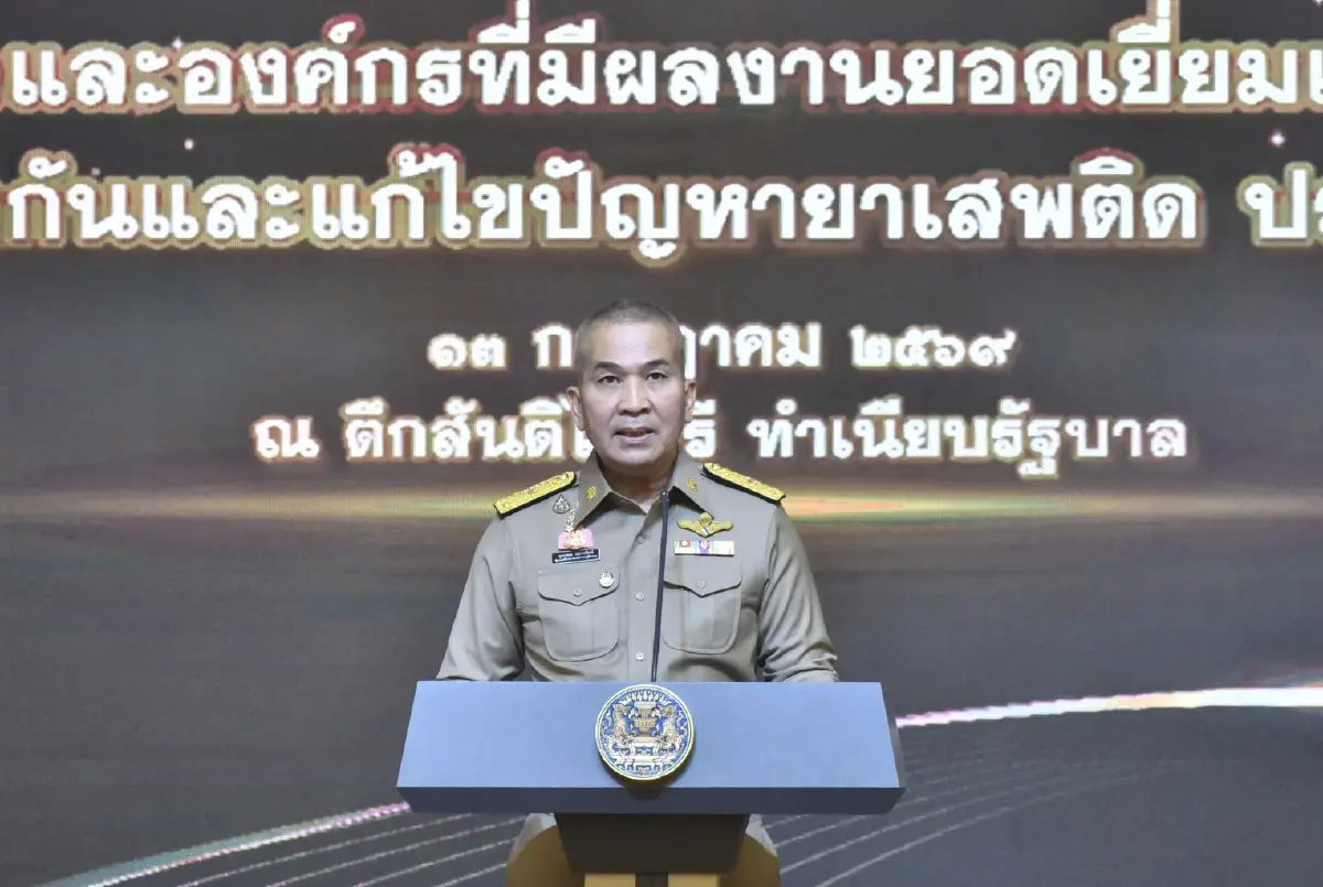 พล.ต.ท.รุทธพล เนาวรัตน์ รัฐมนตรีว่าการกระทรวงยุติธรรม