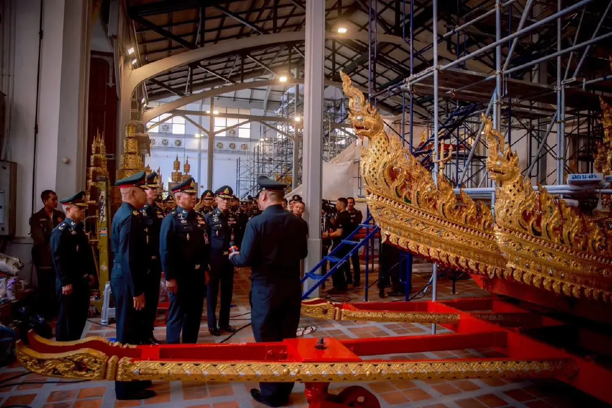 "ผบ.ทบ." ตรวจความพร้อมบูรณะ "พระมหาพิชัยราชรถ" คืบหน้าเกือบ 100% แล้ว