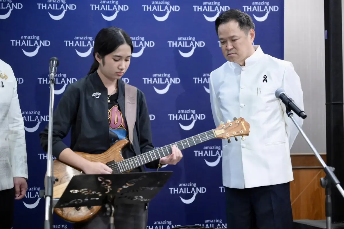 "เนเน่ รอยัล" โชว์โซโล่ "ซอมบี้" กลางทำเนียบ ขณะ "นายกฯ-รมต." ร่วมร้องเพลง "ซมซาน" (มีคลิป)
