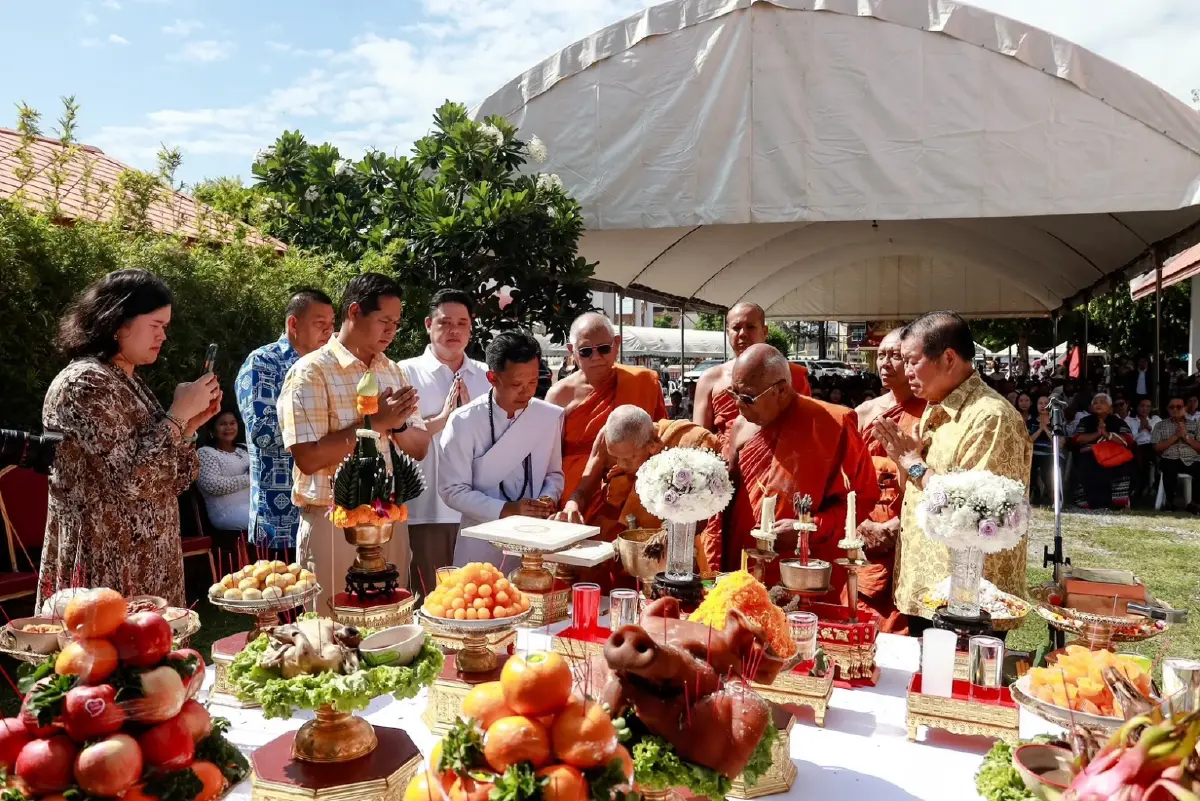 'ครอบครัวบุญญามณี' วางศิลาฤกษ์อาคารวัดไทรงาม-แจกข้าว 1,300 ถุง