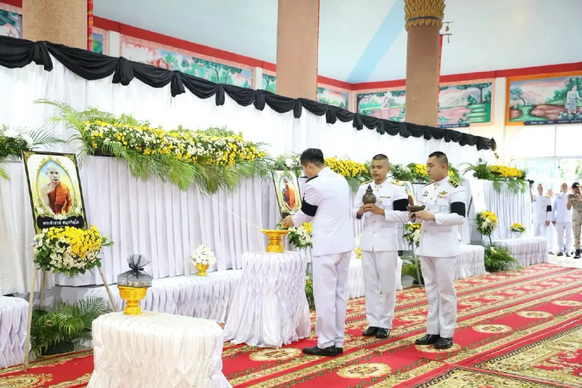"นายกฯ" ร่วมพิธีพระราชทานน้ำหลวงสรงศพ พระภิกษุถูกรถชนมรณภาพ