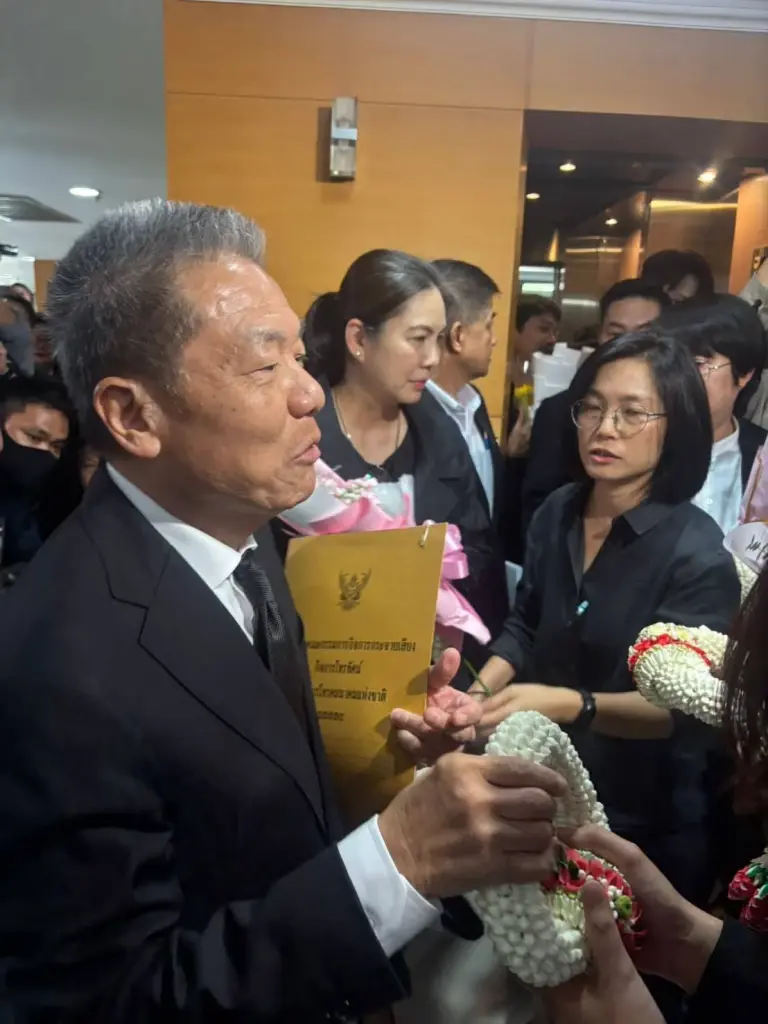 ประชุม "กสทช.ล่ม" หลัง "หมอไห่" ยื้ออ้างยังไม่ได้ทูลเกล้าฯ ด้าน "คกก. วอล์กเอาต์" สุดท้าย "เลื่อนการประชุม"