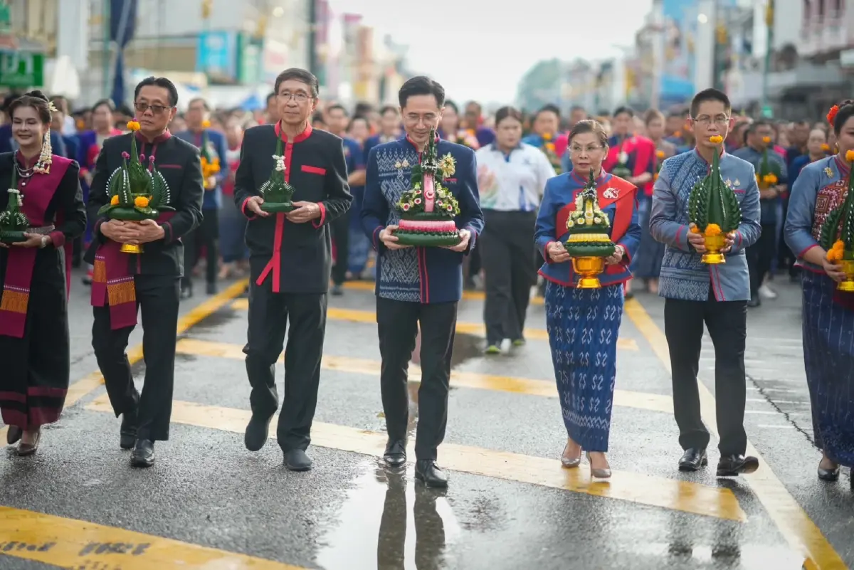 “ยศชนัน” สวมชุดศรีโคตรบูร ร่วมขบวนแห่บวงสรวงพญาศรีสัตตนาคราช