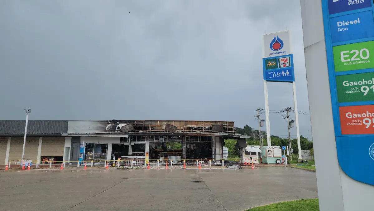 (แฟ้มภาพ) ร้านสะดวกซื้อภายในปั๊มน้ำมัน ปตท. บ้านผือ ที่ถูกลูกระเบิด BM-21ของกัมพูชาตกใส่ 