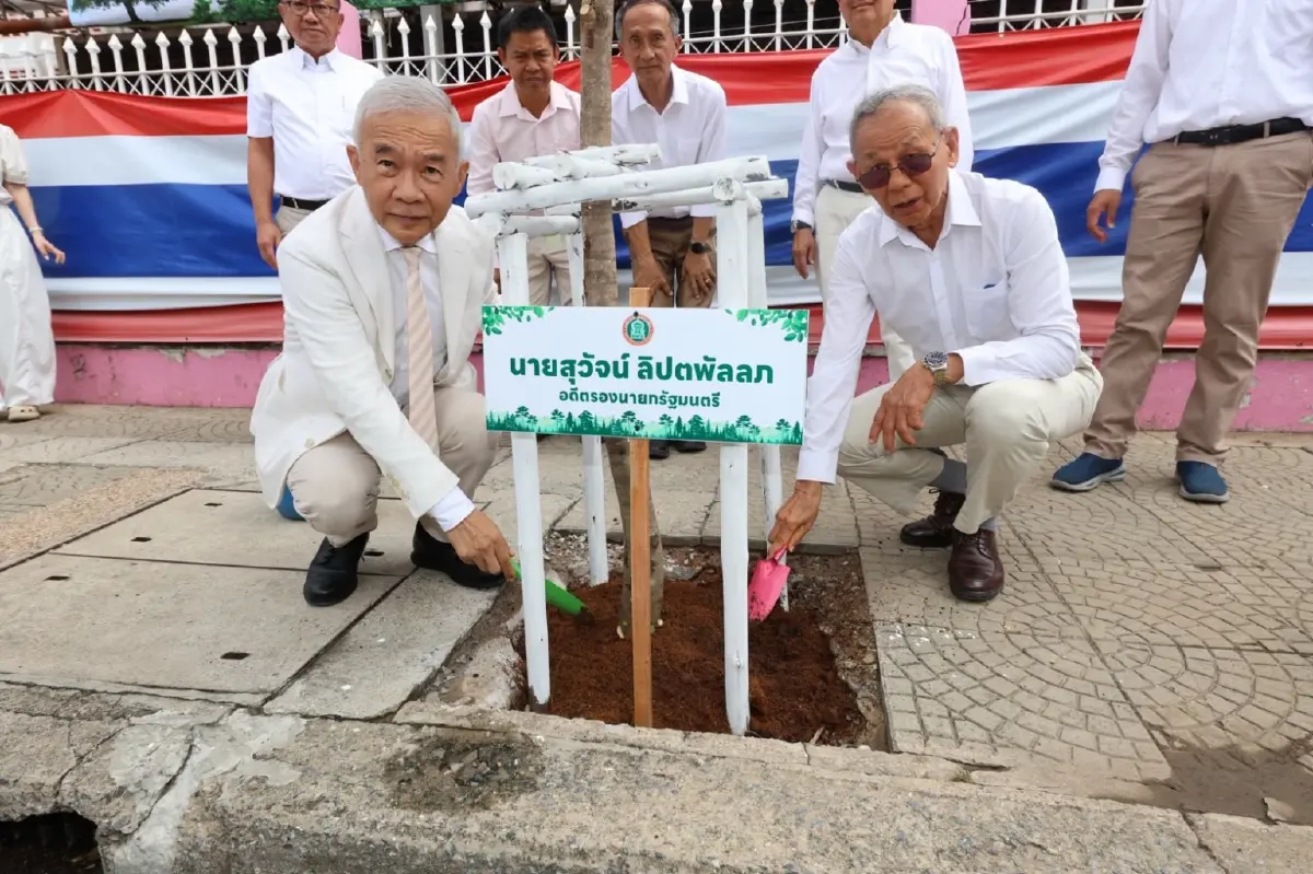 นายสุวัจน์ นำชาวโคราชปลูกต้นไม้ 4,000 ต้น เฉลิมพระเกียรติฯ ในหลวง