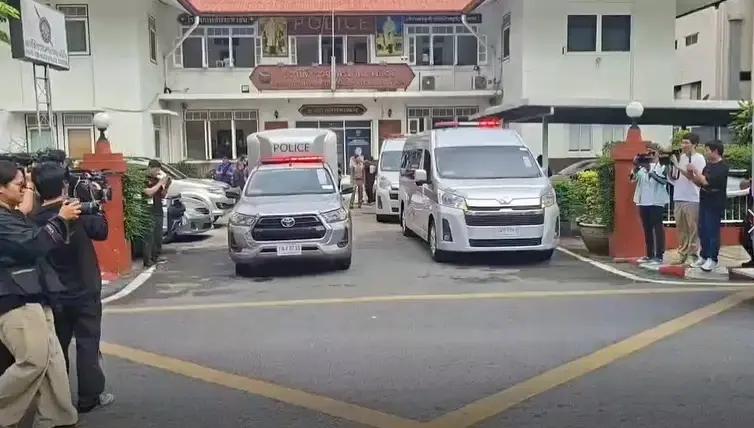 เจ้าหน้าที่ตำรวจคุมตัวผู้ต้องหา แก๊งพ่อทิพย์ ฝากขังต่อศาลอาญาคดีทุจริตและประพฤติมิชอบกลาง