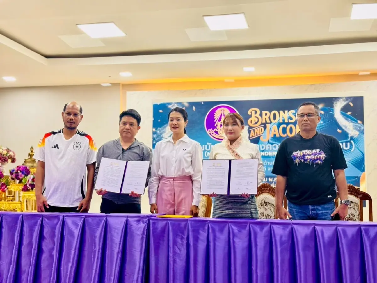 น.ส.ธีรรัตน์ สำเร็จวาณิชย์ เป็นสักขีพยานพิธีลงนาม รร.พรตพิทยพยัต จับมือเอกชน หนุนทีมฟุตซอลเยาวชนเพื่อการสร้างอาชีพ