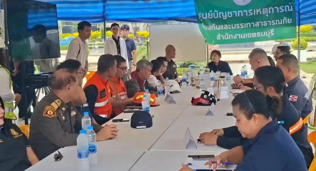 กทม.ประชุมศูนย์บัญชาการเหตุการณ์ แก้ปัญหาน้ำรั่วในอุโมงค์รถไฟฟ้าสายสีม่วงใต้ ใกล้วงเวียนใหญ่ ส่งผลให้ถนนและอาคารทรุด
