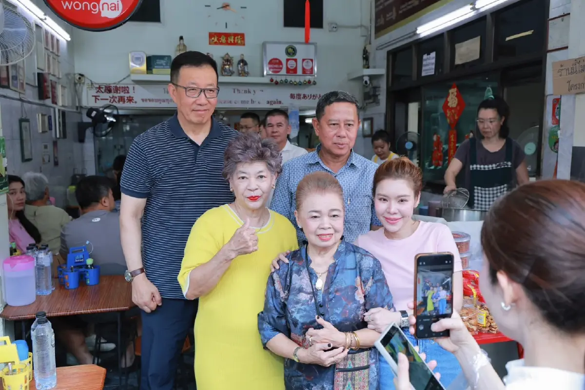 กระชับมิตรเวทีความมั่นคง! รมว.กลาโหม "ไทย-จีน" ทาน "โจ๊กมื้อเช้า" ร่วมกัน สานสัมพันธ์แน่นแฟ้น