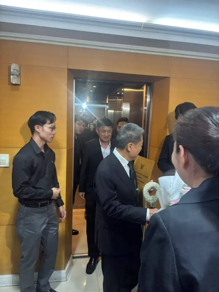 ประชุม "กสทช.ล่ม" หลัง "หมอไห่" ยื้ออ้างยังไม่ได้ทูลเกล้าฯ ด้าน "คกก. วอล์กเอาต์" สุดท้าย "เลื่อนการประชุม"