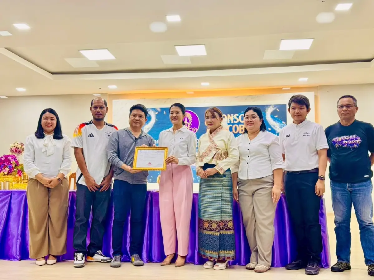น.ส.ธีรรัตน์ สำเร็จวาณิชย์ เป็นสักขีพยานพิธีลงนาม รร.พรตพิทยพยัต จับมือเอกชน หนุนทีมฟุตซอลเยาวชนเพื่อการสร้างอาชีพ