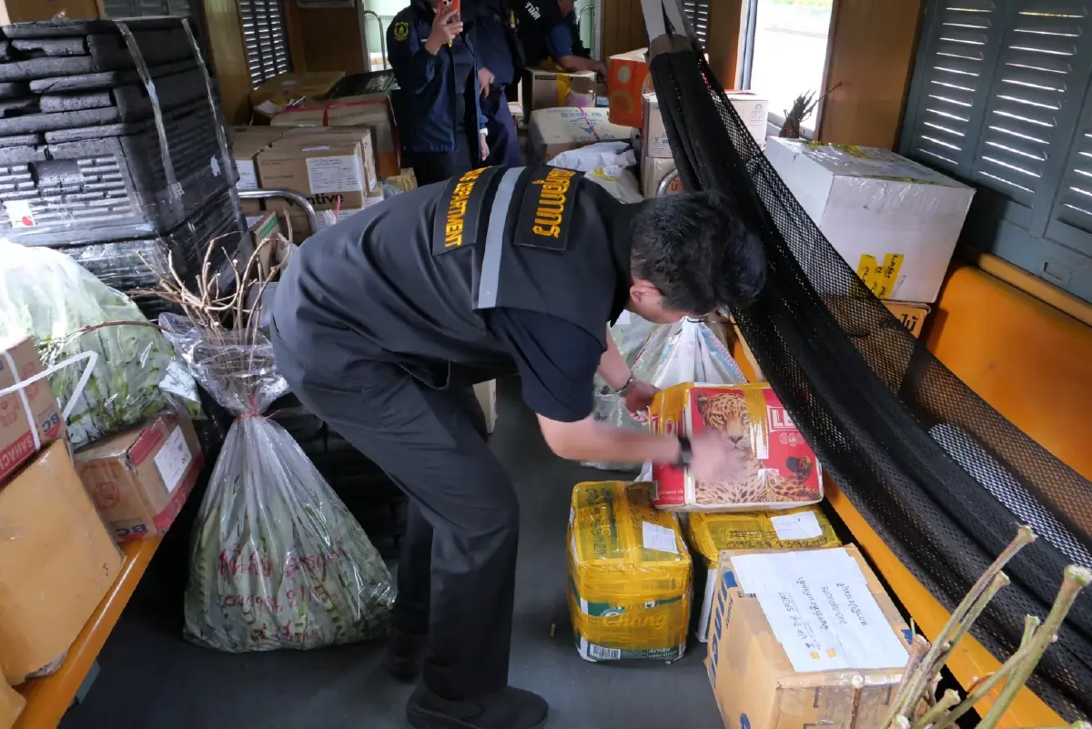 สนธิกำลังบุกตรวจค้นขบวนรถไฟสายใต้ยึดของเถื่อนสกัดเข้ากรุงฯ