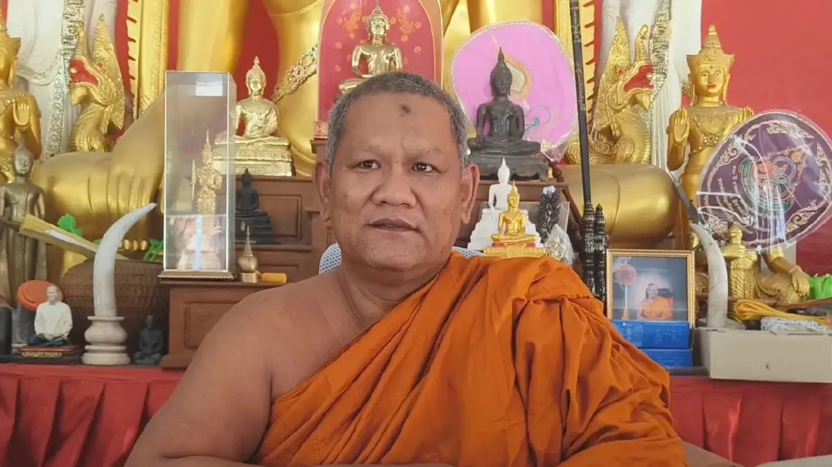คลิปสุดไวรัล 12 ล้านวิว! สาวใจบุญรับ "พ่อ" เดินเท้าไปตามหา "ลูกชาย" จนได้พบกัน