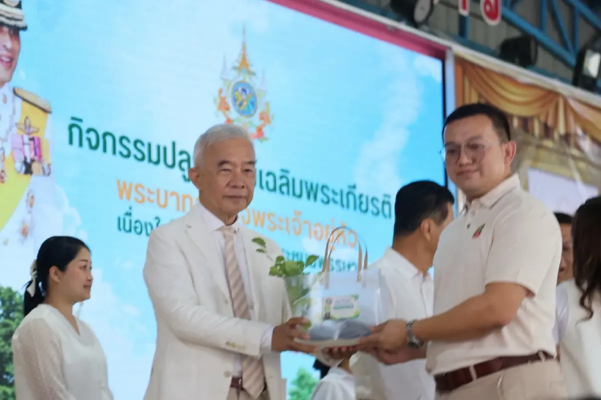 นายสุวัจน์ นำชาวโคราชปลูกต้นไม้ 4,000 ต้น เฉลิมพระเกียรติฯ ในหลวง