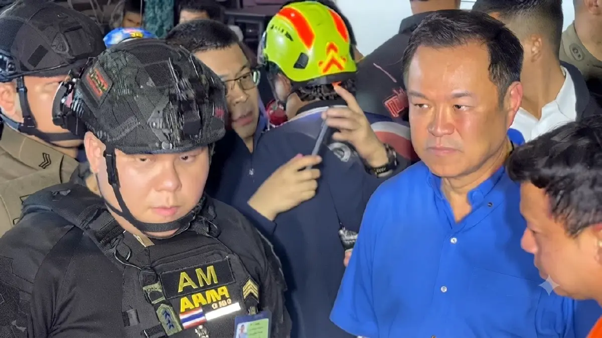 ตำรวจแจ้ง 3 ข้อหาหนัก "หมวดนัท" ปม "สวมเครื่องแบบ-วิทยุเถื่อน" ลุยเหตุไฟไหม้ "โรงเบียร์ลาดพร้าว" ประกบ "นายกฯ" (มีคลิป)