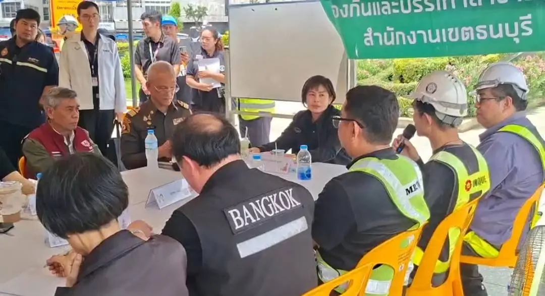 กทม.ประชุมศูนย์บัญชาการเหตุการณ์ แก้ปัญหาน้ำรั่วในอุโมงค์รถไฟฟ้าสายสีม่วงใต้ ใกล้วงเวียนใหญ่ ส่งผลให้ถนนและอาคารทรุด