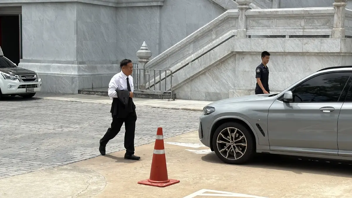 นายเอกวิทย์ กรรมการป.ป.ช. ขณะเดินทางกลับออกไปจากศาลฎีกา