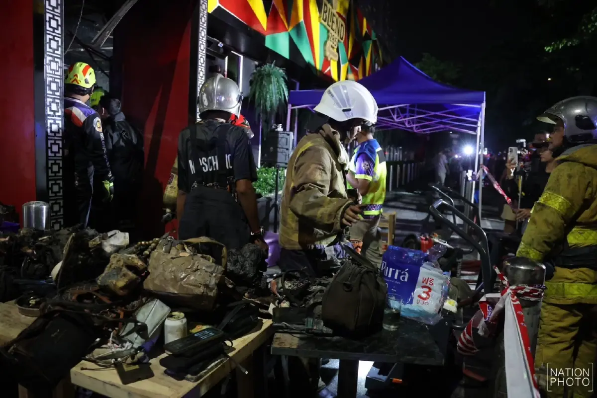 ทรัพย์สินของนักท่องเที่ยวในร้านโรงเบียร์ ณ ลาดพร้าว หลังเกิดเหตุเพลิงไหม้ / ภาพ: โสภน สุเสนา #NationPhoto