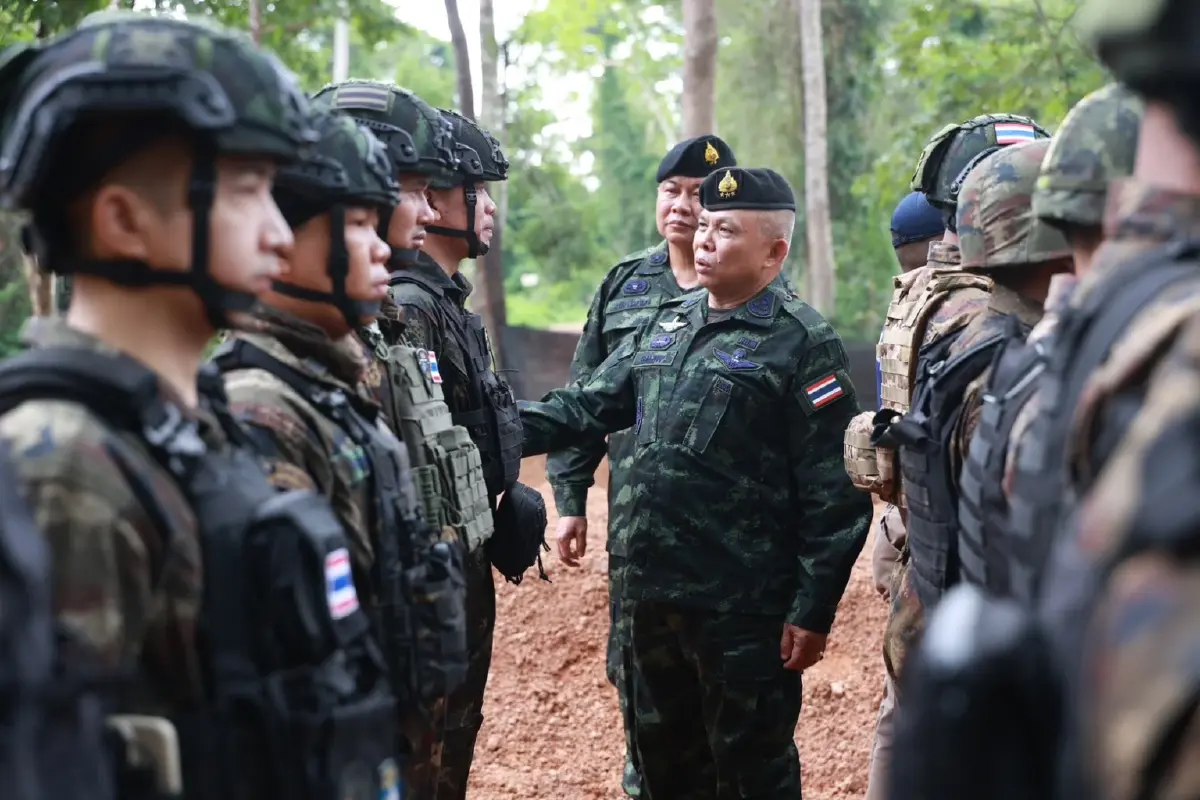 ผนึกกำลัง! แม่ทัพภาค 3-2 ลงพื้นที่ชายแดน "ไทย-กัมพูชา" ตรวจเยี่ยมกำลังพลเสริมแนวหน้า