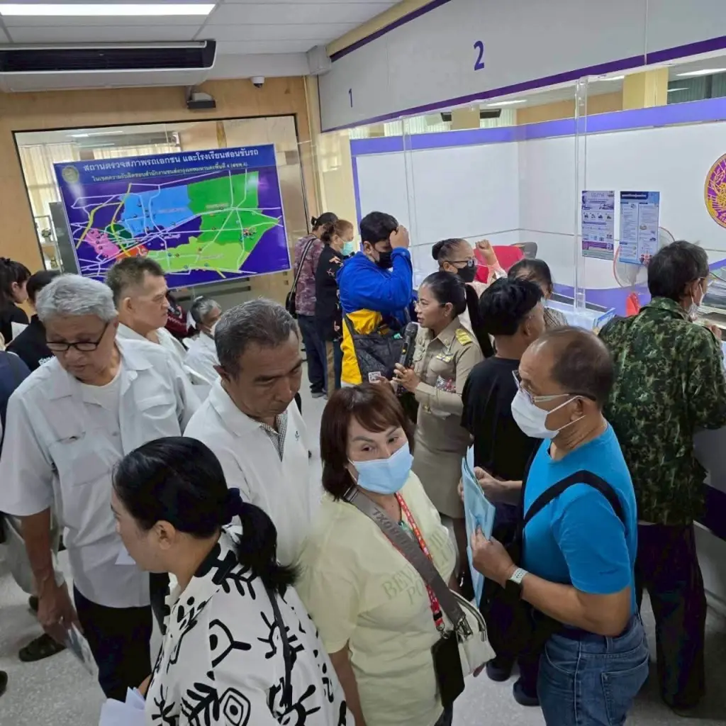 ประชาชนแห่อุทธรณ์สิทธ์ "บัตรคนจน" ด้าน "ผอ.ขนส่งพื้นที่ 4" ยัน ส่วนใหญ่เป็น "รถเก่า-โอนลอย"