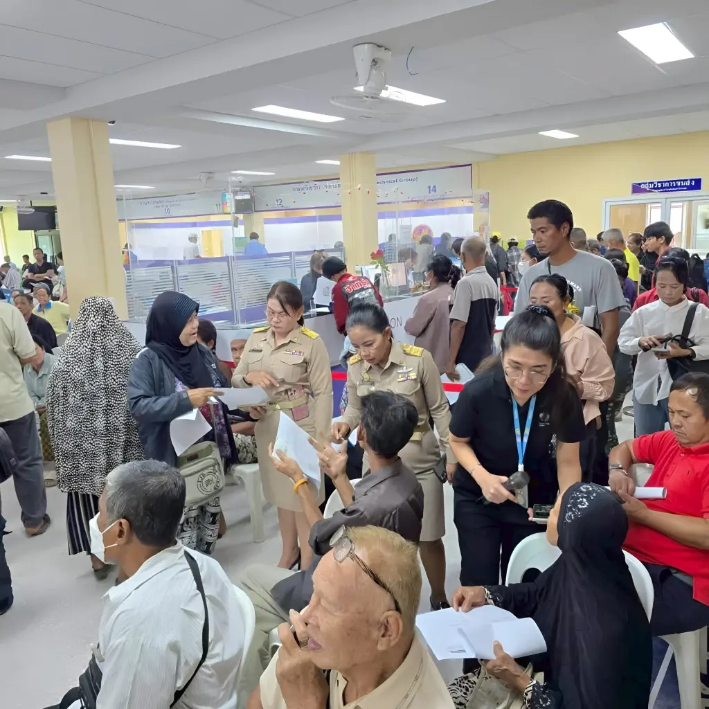 ประชาชนแห่อุทธรณ์สิทธ์ "บัตรคนจน" ด้าน "ผอ.ขนส่งพื้นที่ 4" ยัน ส่วนใหญ่เป็น "รถเก่า-โอนลอย"