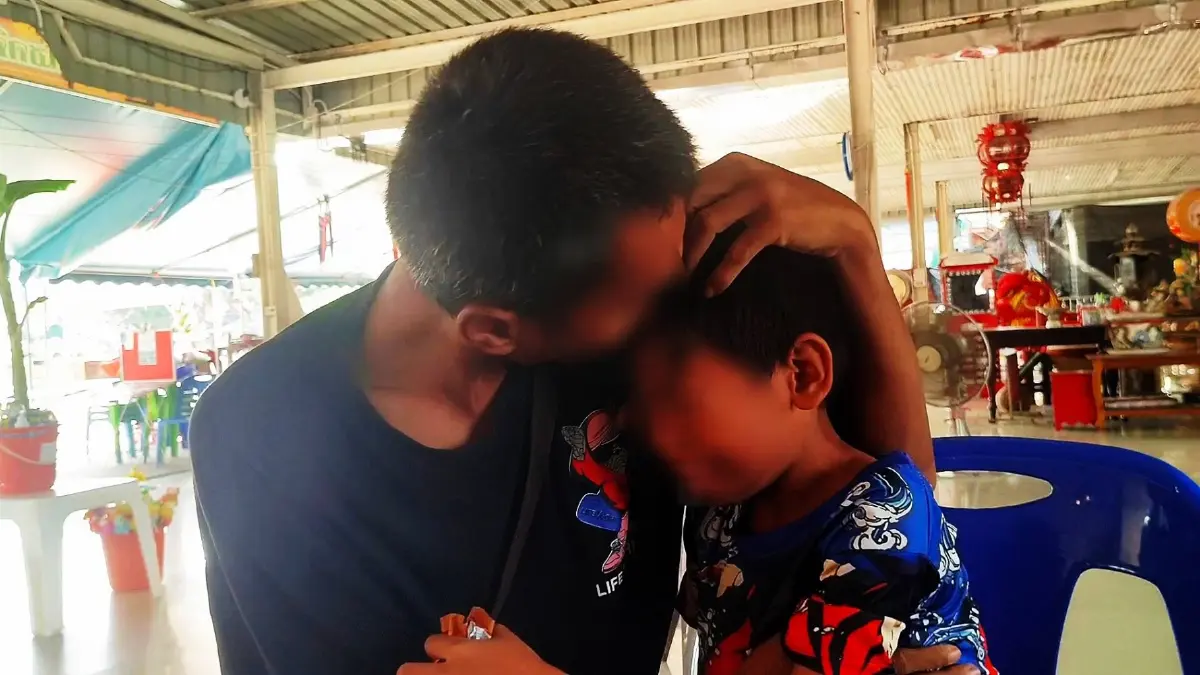 คลิปสุดไวรัล 12 ล้านวิว! สาวใจบุญรับ "พ่อ" เดินเท้าไปตามหา "ลูกชาย" จนได้พบกัน