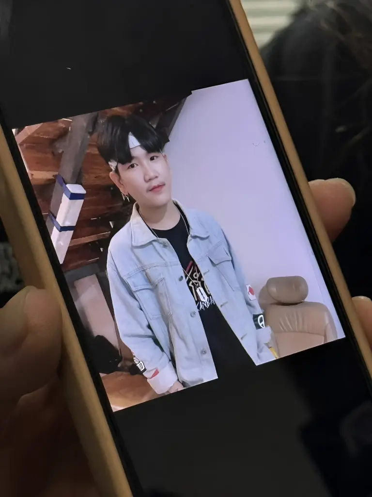  นายฐิติวัฒน์ แก้วกัณหา หรือ “น้องดิน” อายุ 27 ปี นักร้องนำวงทศกัณฐ์