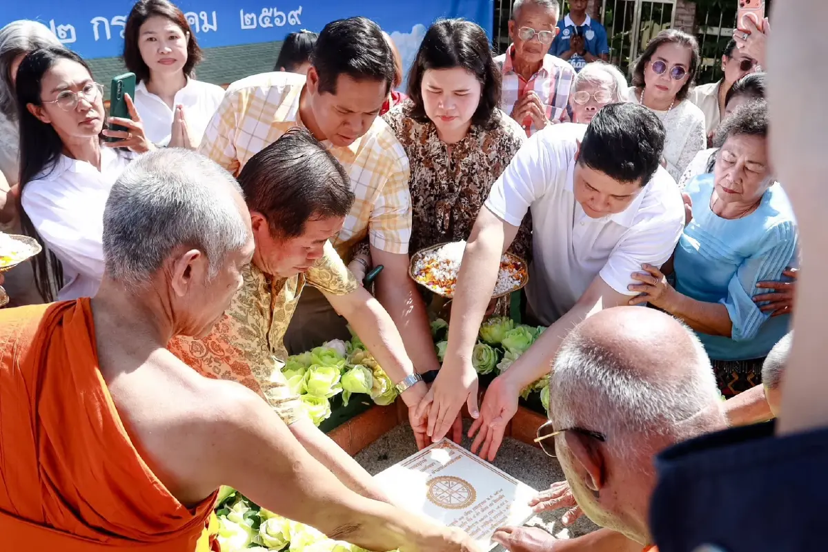 'ครอบครัวบุญญามณี' วางศิลาฤกษ์อาคารวัดไทรงาม-แจกข้าว 1,300 ถุง