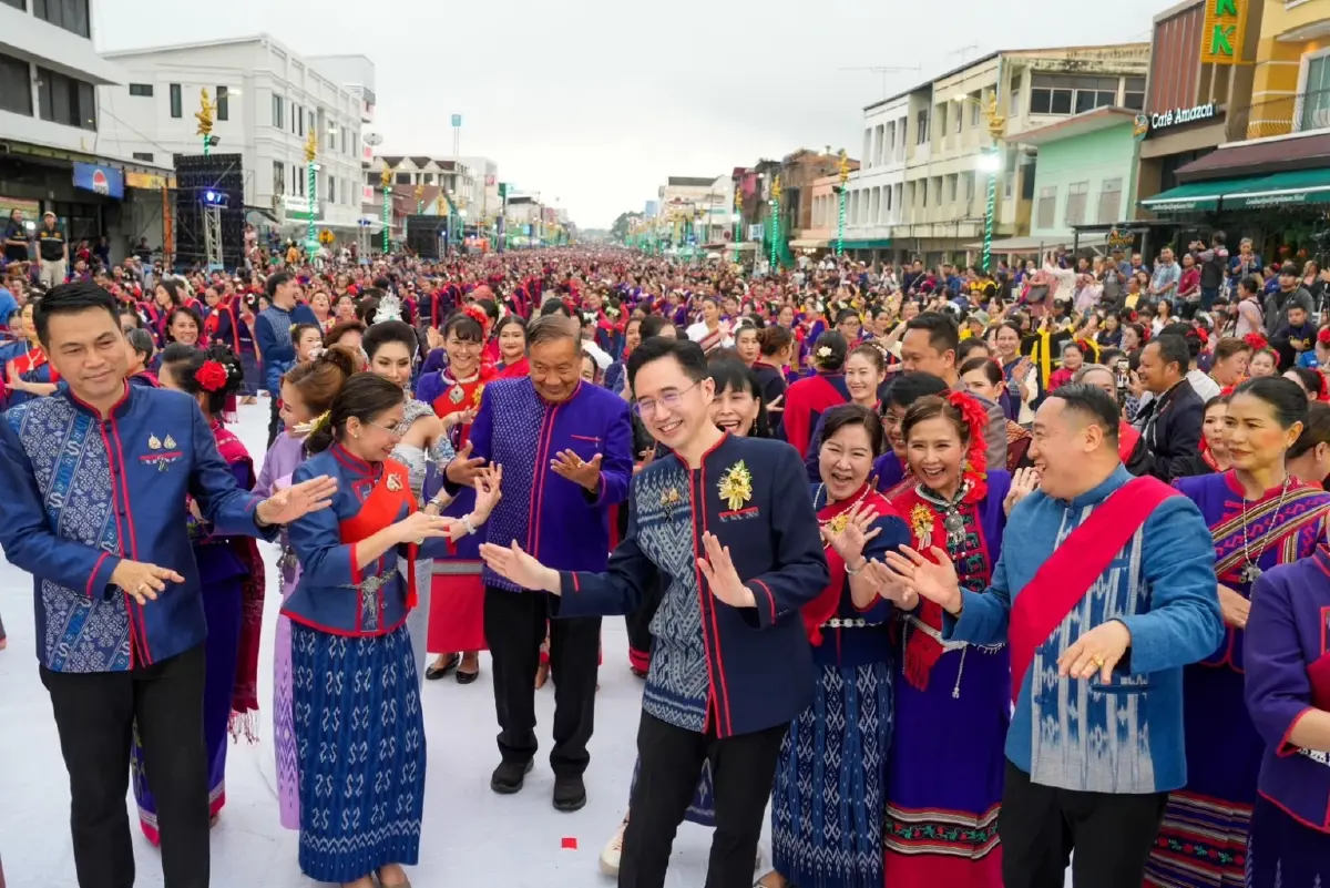 “ยศชนัน” สวมชุดศรีโคตรบูร ร่วมขบวนแห่บวงสรวงพญาศรีสัตตนาคราช