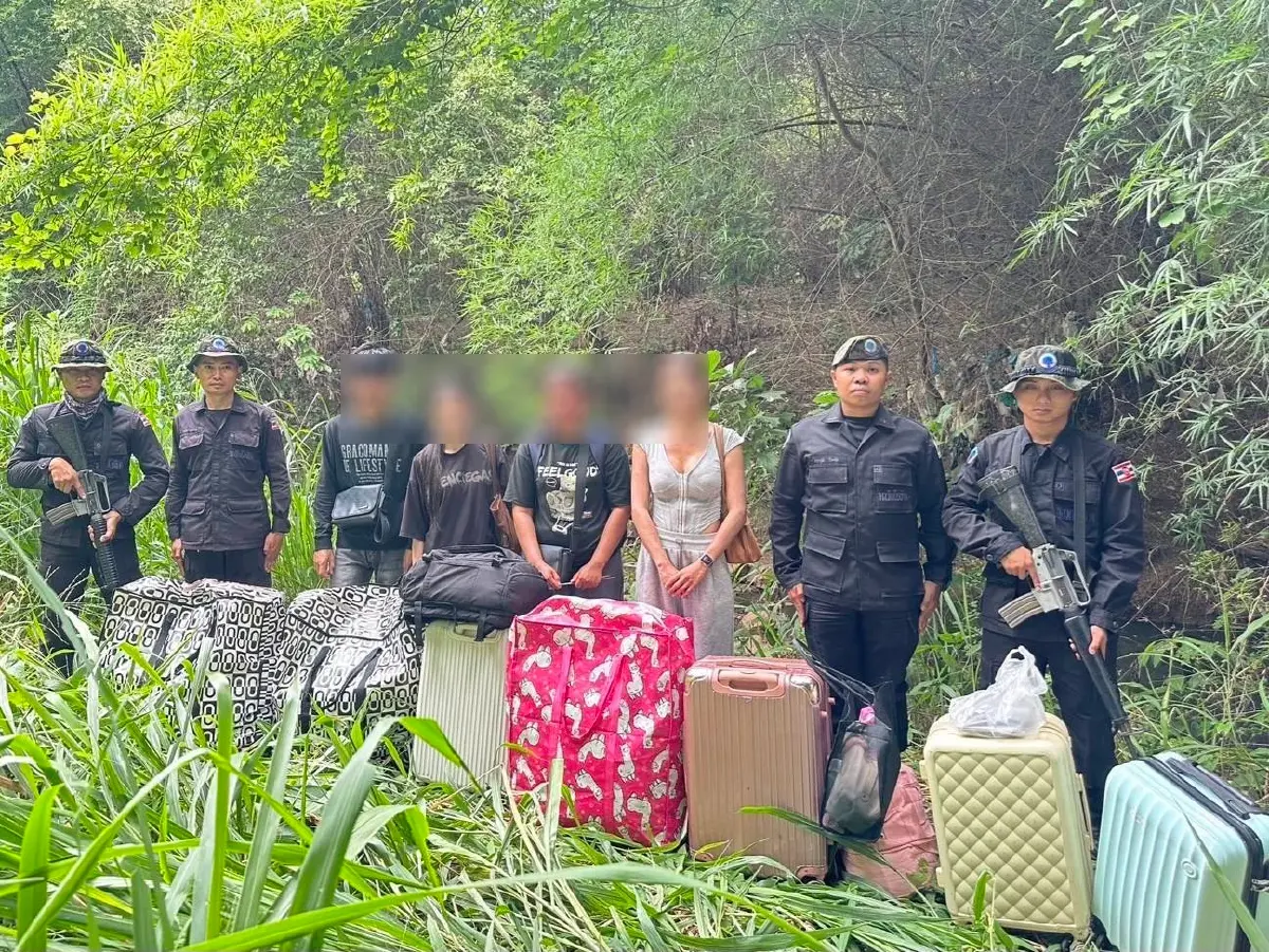 นาวิกโยธินจับ 4 คนไทยหนีเว็บพนันกัมพูชาลักลอบข้ามแดน ที่โป่งน้ำร้อน