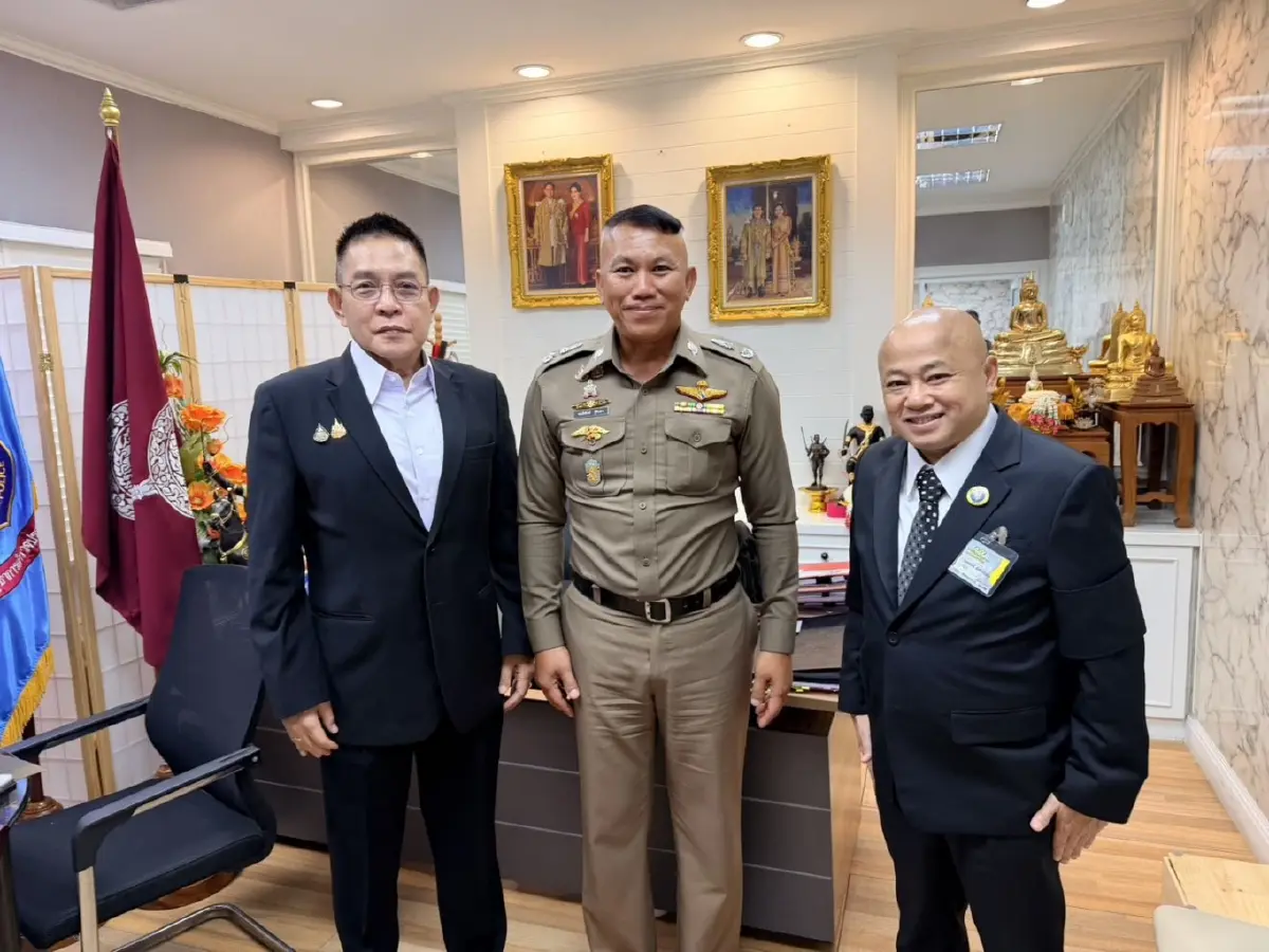 นายราเชน ตระกูลเวียง หัวหน้าพรรคทางเลือกใหม่ ในฐานะกรรมาธิการการทหาร (คนซ้าย) 