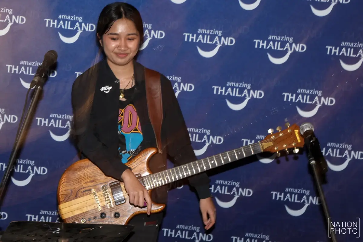 นางสาวรัตติกานต์ อำลอย หรือ เนเน่ รอยัล