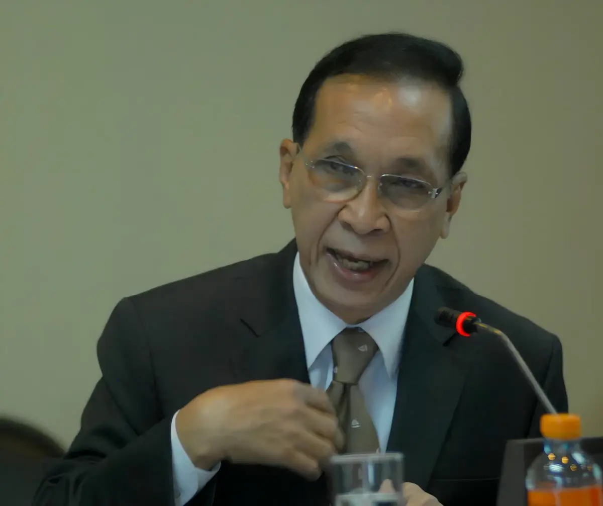 นาย สุภาพ คลี่ขจาย นายกสมาคมโทรทัศน์ระบบดิจิตอล (ประเทศไทย) 