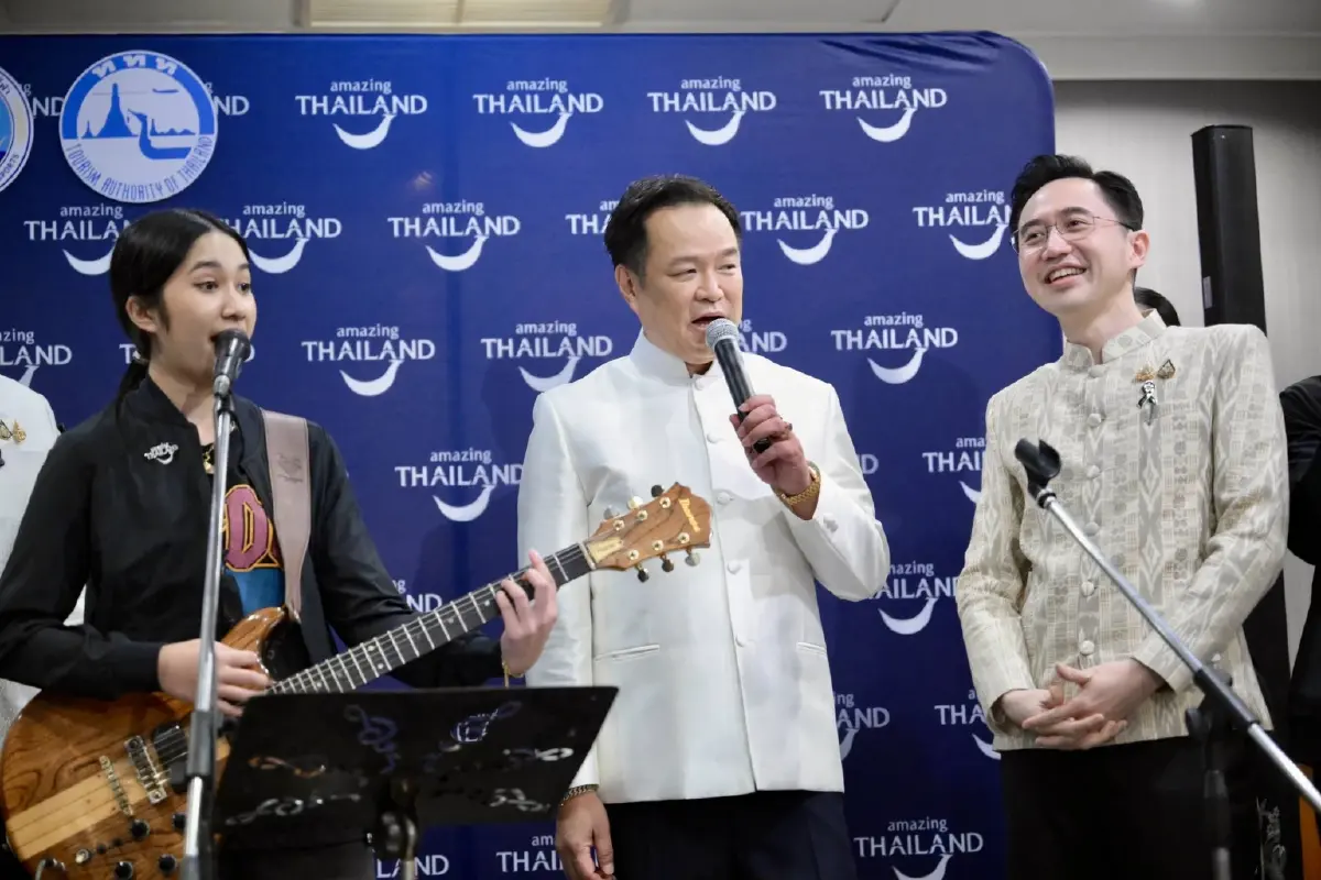 "เนเน่ รอยัล" โชว์โซโล่ "ซอมบี้" กลางทำเนียบ ขณะ "นายกฯ-รมต." ร่วมร้องเพลง "ซมซาน" (มีคลิป)