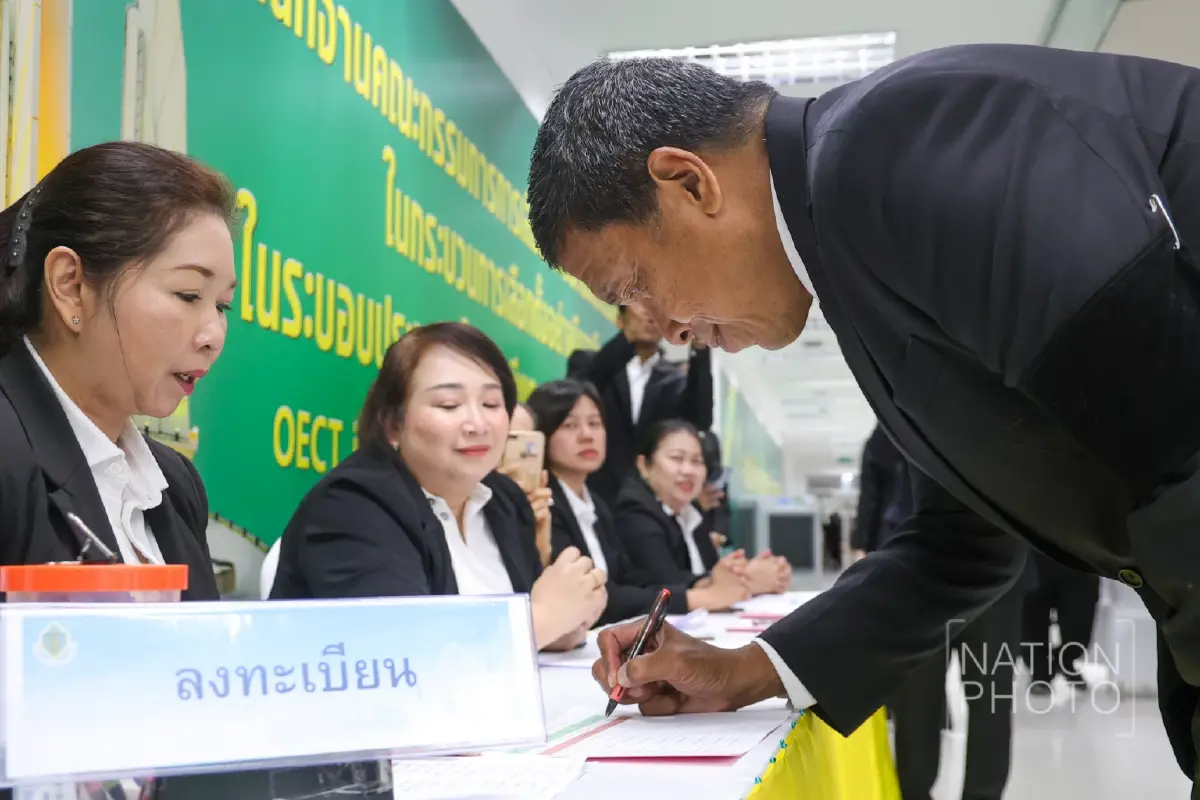 ชัชชาติ สิทธิพันธุ์ เข้ารับหนังสือรับรองผู้ว่าฯกทม. จาก กกต. 