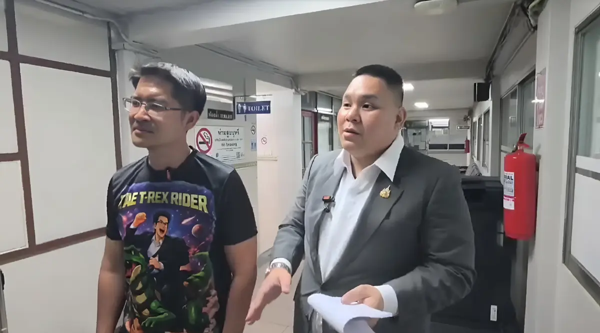 ตำรวจแจ้ง 3 ข้อหาหนัก "หมวดนัท" ปม "สวมเครื่องแบบ-วิทยุเถื่อน" ลุยเหตุไฟไหม้ "โรงเบียร์ลาดพร้าว" ประกบ "นายกฯ" (มีคลิป)