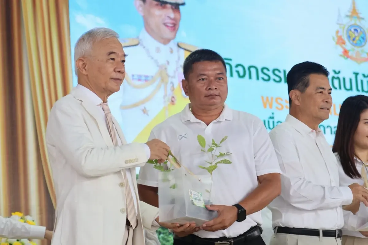 นายสุวัจน์ นำชาวโคราชปลูกต้นไม้ 4,000 ต้น เฉลิมพระเกียรติฯ ในหลวง