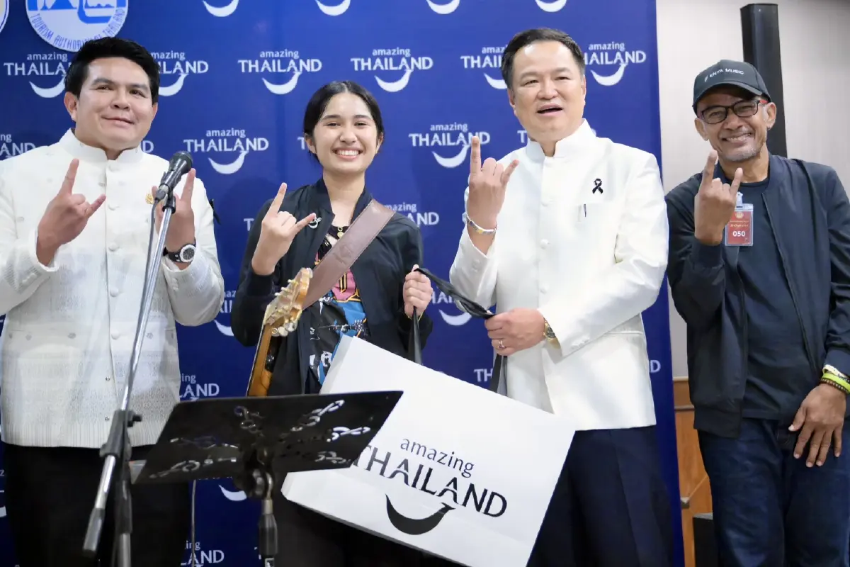 "เนเน่ รอยัล" โชว์โซโล่ "ซอมบี้" กลางทำเนียบ ขณะ "นายกฯ-รมต." ร่วมร้องเพลง "ซมซาน" (มีคลิป)