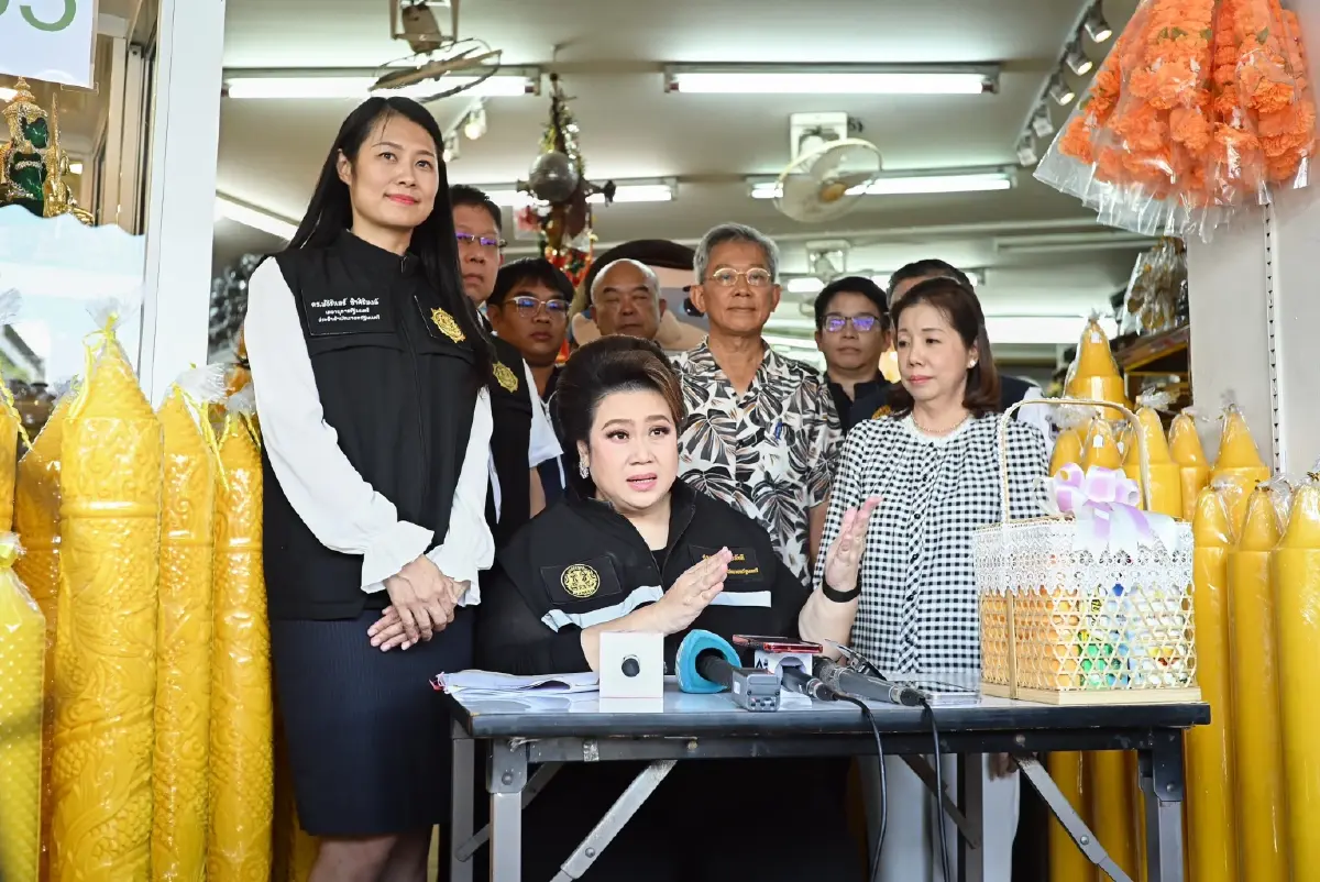 นางสาวศุภมาส อิศรภักดี รัฐมนตรีประจำสำนักนายกรัฐมนตรี ในฐานะกำกับดูแล สคบ. ลงพื้นที่ตรวจสอบฉลากสินค้าชุดสังฆทานและชุดไทยธรรม ย่านเสาชิงช้า