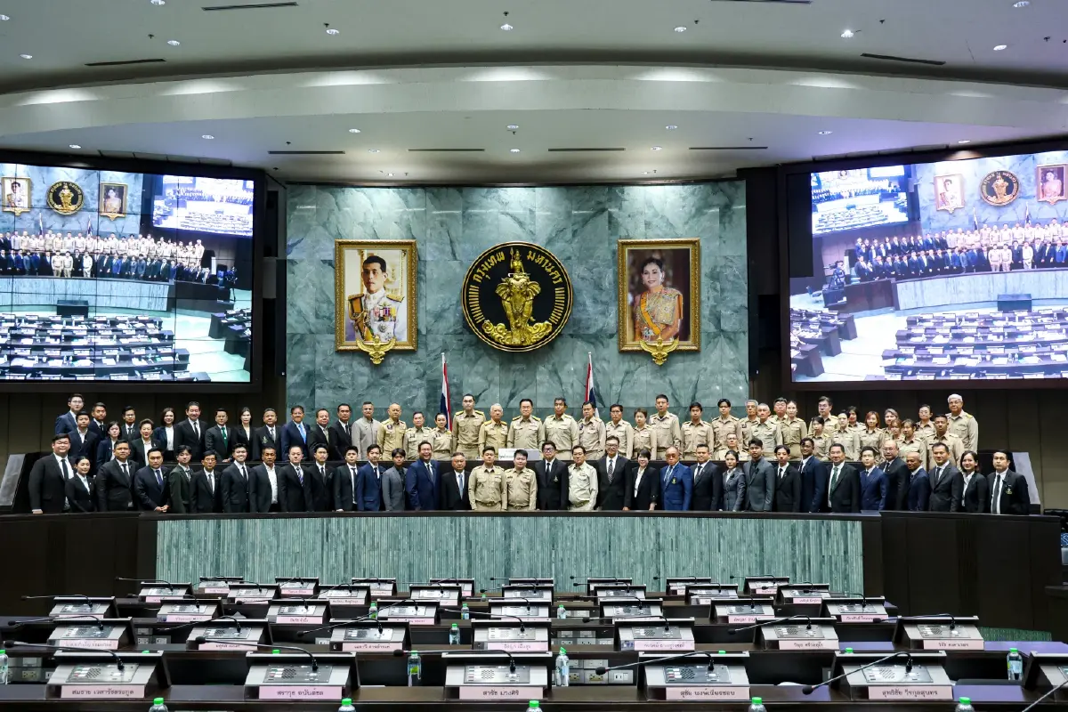ฉลุย! 39 เสียง โหวตเลือก "เนอส-ภัทราภรณ์" นั่งประธานสภาฯ กทม.หญิงคนแรก