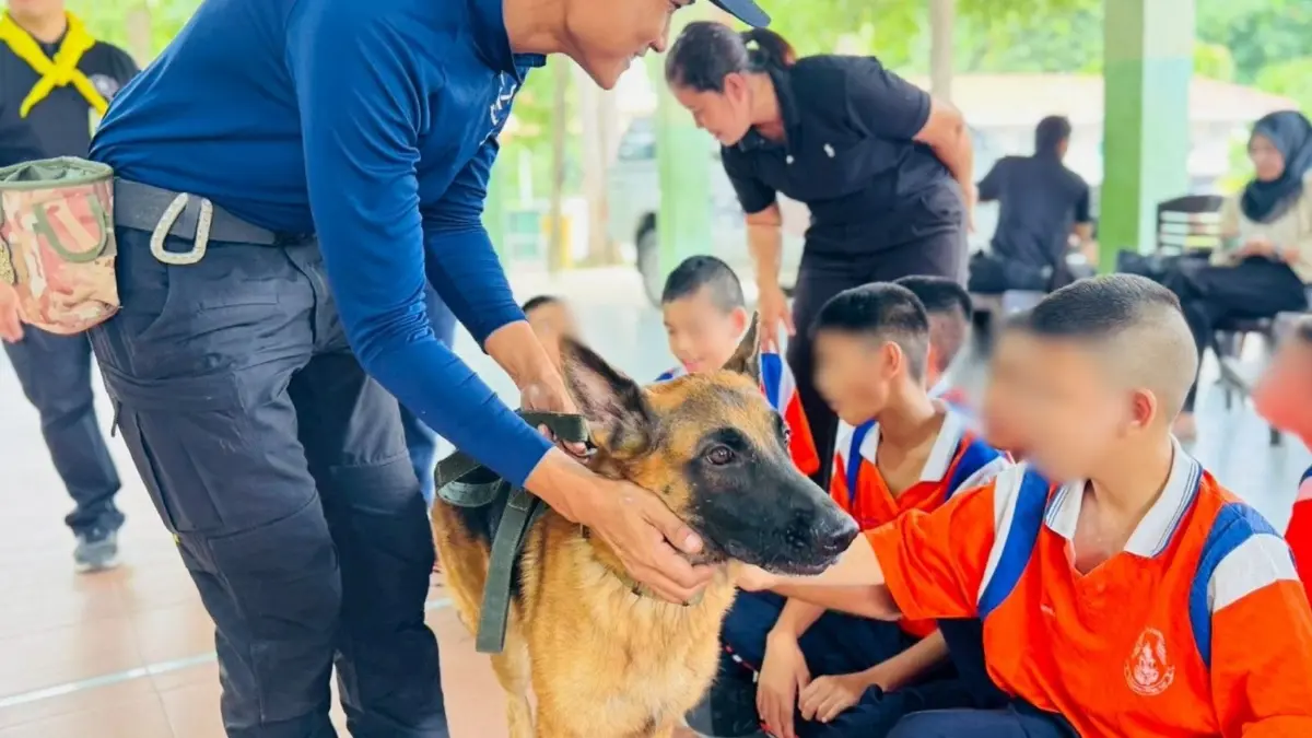 ตชด.นำทีม K9  ทำกิจกรรมสุนัขบำบัด มอบความสุขเด็ก รร.เพชรบุรีปัญญานุกูล
