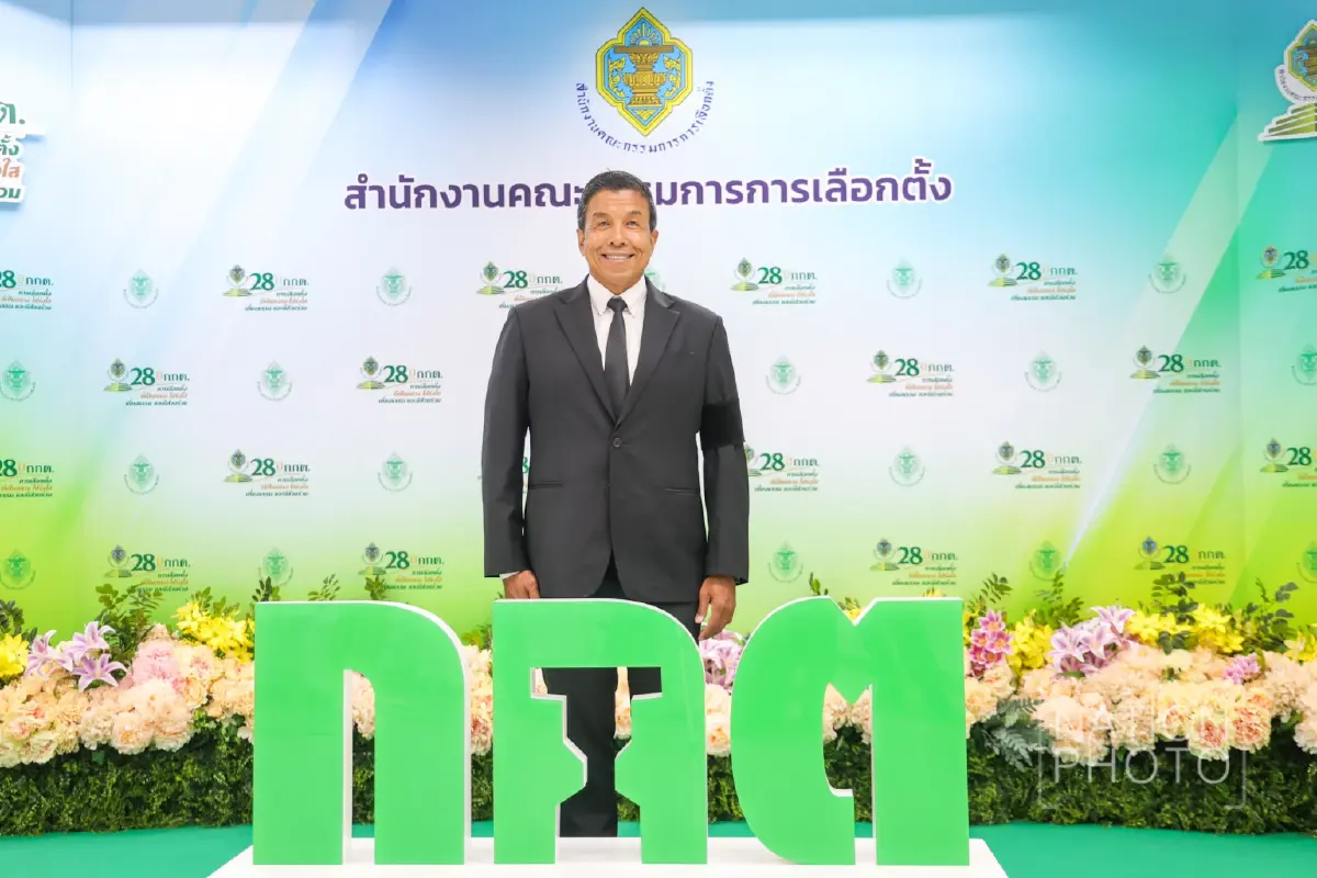 ชัชชาติ สิทธิพันธุ์ เข้ารับหนังสือรับรองผู้ว่าฯกทม. จาก กกต. 