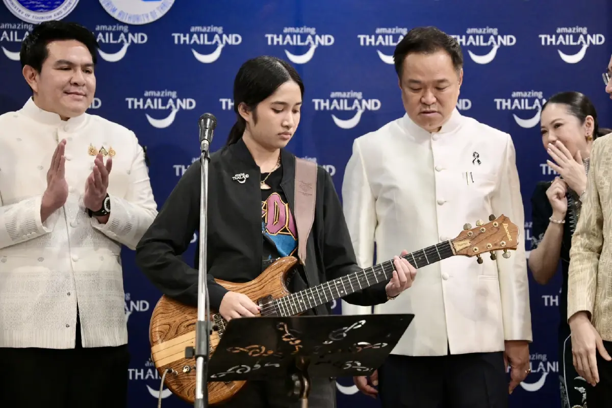 "เนเน่ รอยัล" โชว์โซโล่ "ซอมบี้" กลางทำเนียบ ขณะ "นายกฯ-รมต." ร่วมร้องเพลง "ซมซาน" (มีคลิป)