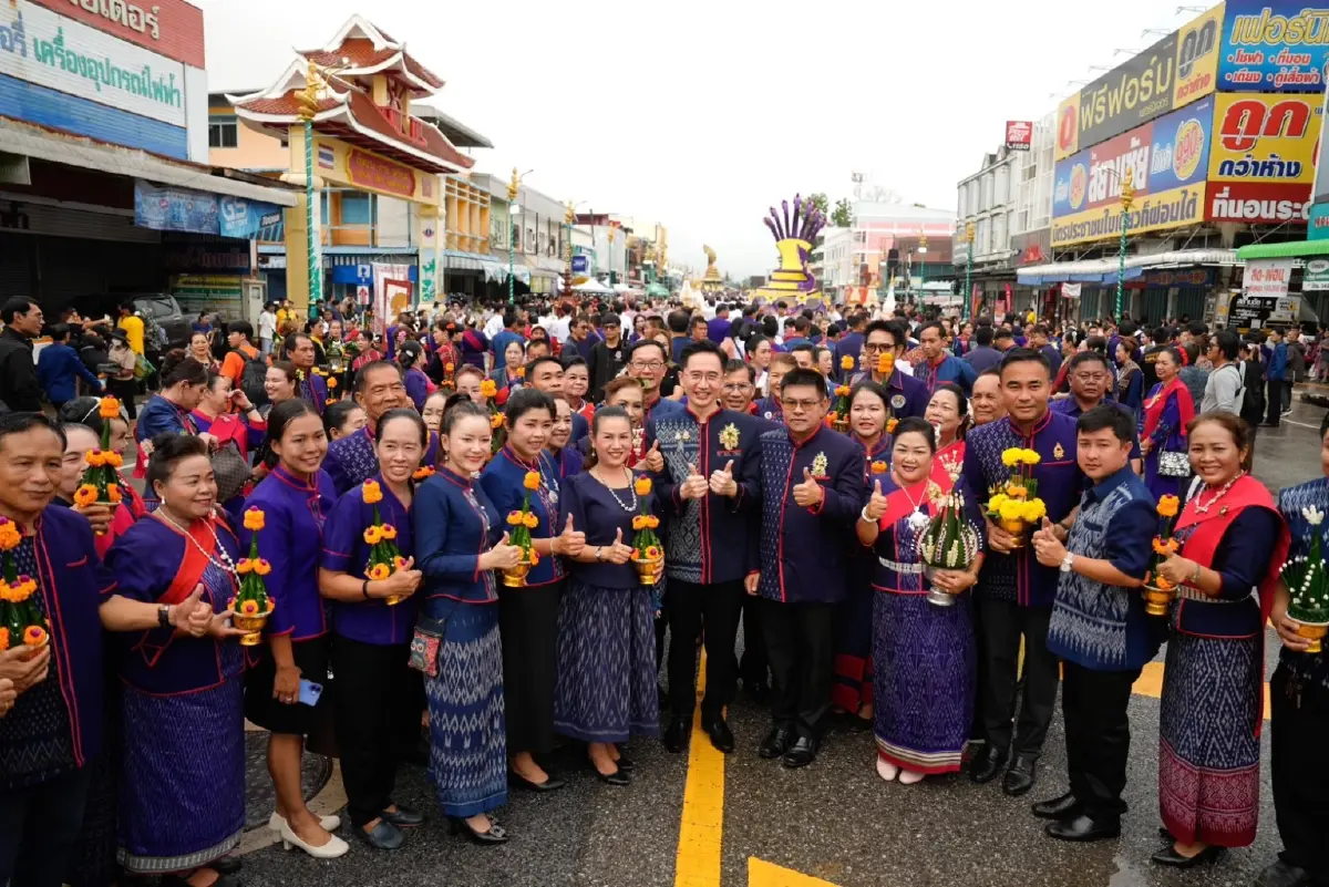 “ยศชนัน” สวมชุดศรีโคตรบูร ร่วมขบวนแห่บวงสรวงพญาศรีสัตตนาคราช