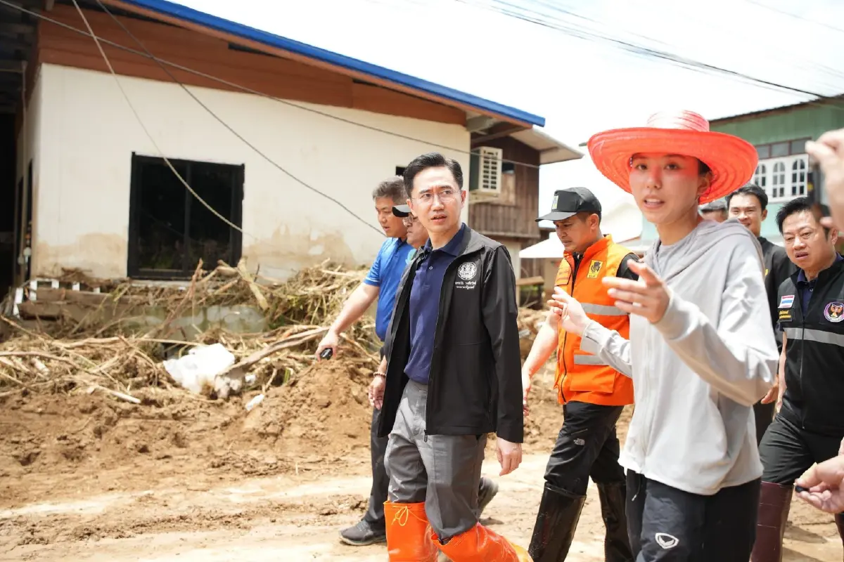 "ยศชนัน" เดินลุยโคลนที่ อ.ปัว จ.น่าน เคาะประตูบ้านเยี่ยมชาวบ้าน พบเสียหายหนักหลายหลัง