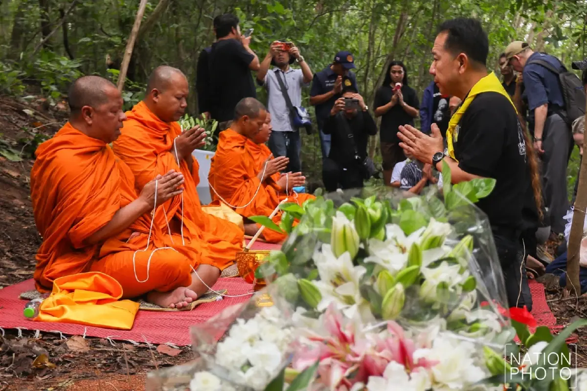สุดเศร้า! มารดา 2 พี่น้องรัสเซีย พร้อมคนไทย-ต่างชาติ ร่วมไว้อาลัยส่ง "ไดอาน่า-โรมัน" ครั้งสุดท้าย