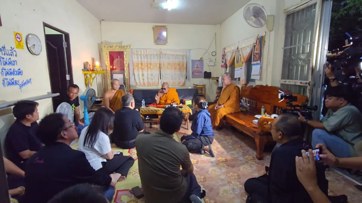 ศาสตราจารย์พิเศษ ธงทอง จันทรางศุ นงเข้ากราบ พระครูอดุลสารนิเทศ เจ้าอาวาสวัดป่าอดุลยาราม จ.ขอนแก่น เพื่อสอบถามข้อพิพาทเรื่องที่ดินวัด