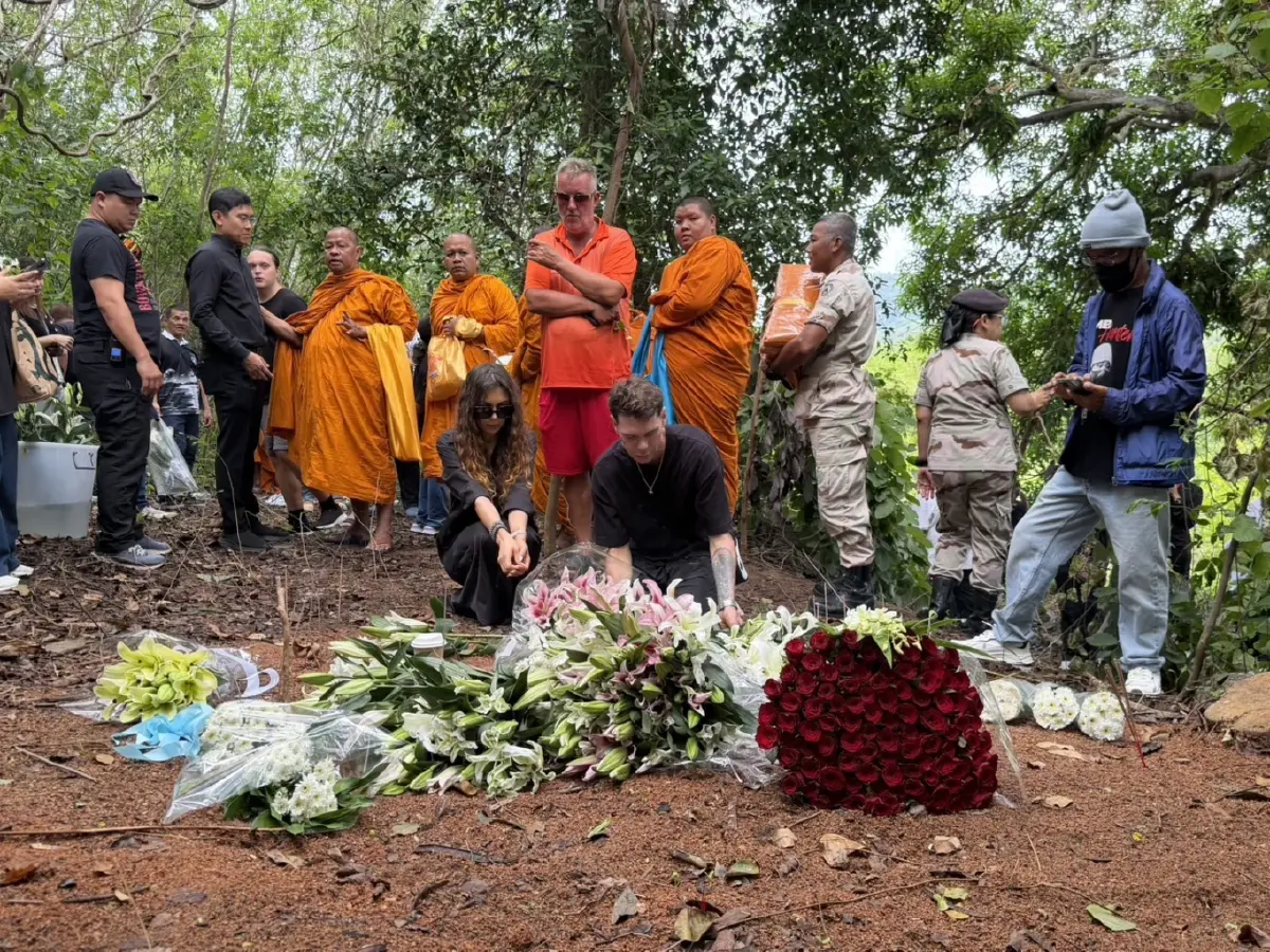 สุดเศร้า! มารดา 2 พี่น้องรัสเซีย พร้อมคนไทย-ต่างชาติ ร่วมไว้อาลัยส่ง "ไดอาน่า-โรมัน" ครั้งสุดท้าย